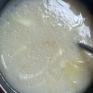 豚の下茹で汁で　もやしと春キャベツのスープ